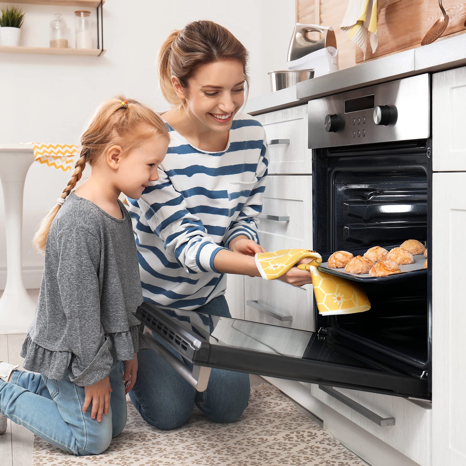 Tegeme 4 Pcs Bee Kitchen Tea Towel Honey Bee Dish Towels Honeycomb Bath Washcloth Honey Hand Polyester Absorbent Cloths Accessor